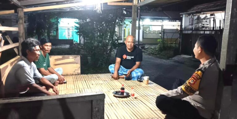 Bhabinkamtibmas Sambangi Pos Kamling, Ajak Warga Kaballokang Jaga Keamanan Bersama