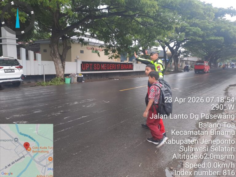 Hujan Tak Halangi Personel Satlantas Polres Jeneponto Beri Pelayanan Maksimal untuk Masyarakat