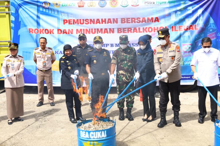 *Kapolda Sulsel Hadiri Pemusnahan Rokok dan Minuman Beralkohol Ilegal oleh Kanwil DJBC Sulbagsel*