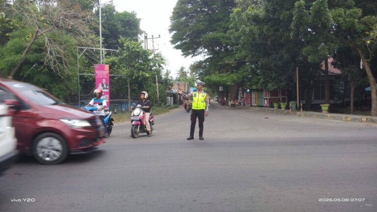 Personel Satlantas Polres Jeneponto Lakukan Pengaturan Pagi di Titik Rawan Pelanggaran dan Laka Lantas