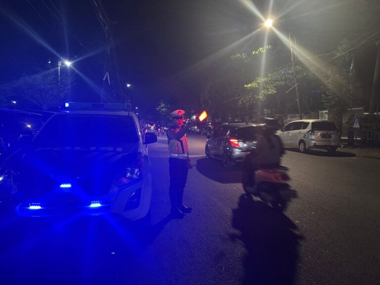 Lampu Biru Menyala, Satlantas Polres Gowa Kawal Aktivitas Malam Pengguna Jalan