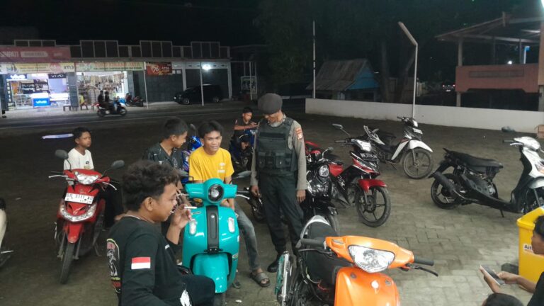 Patroli Kamis Malam, Polsek Batang Temui Pemuda di Tempat Perbelanjaan
