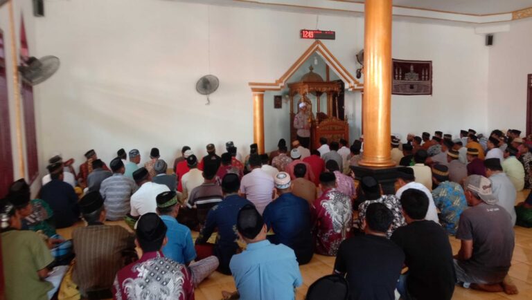 Safari Jumat di Masjid Ar-Rahman, Bhabinkamtibmas Sampaikan Pesan Kamtibmas ke Jamaah.