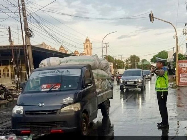 Satlantas Polres Takalar Tetap Siaga di Tengah Hujan, Arus Lalu Lintas Dipastikan Aman dan Lancar
