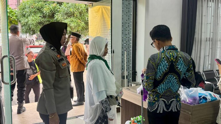 Personel Polres Gowa Amankan Pemberangkatan Jemaah Haji Kloter 41 Tahun 2026