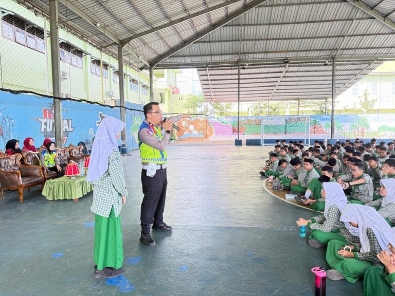 Police Goes To School, Satlantas Polres Gowa Edukasi Pelajar MTS Soal Keselamatan Berkendara