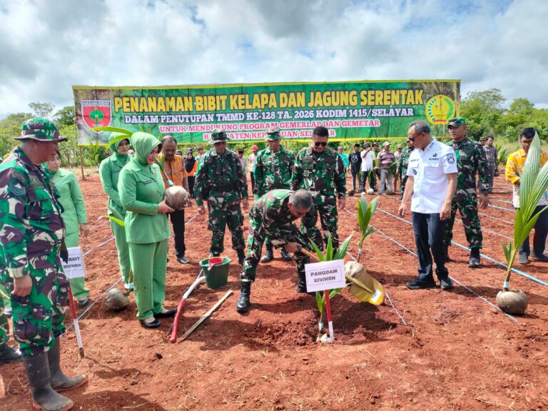 *Pangdam XIV/Hasanuddin Bersama Masyarakat Tanam Kelapa dan Jagung untuk Ketahanan Pangan*