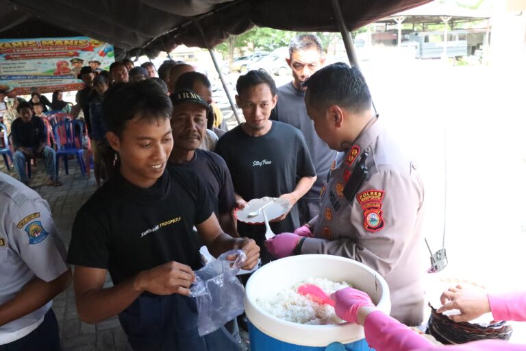 Kamis Manis Berbagi Berkah: Kapolres Jeneponto Gelar Makan Siang Gratis untuk Masyarakat