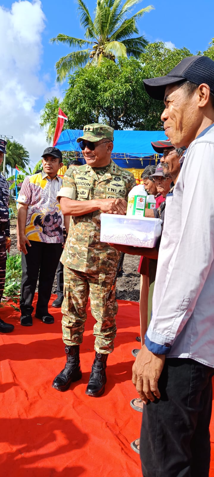 Dukung Ketahanan Pangan Nasional, Pangdam XIV/Hsn Turun Langsung Tanam Kedelai di Selayar*