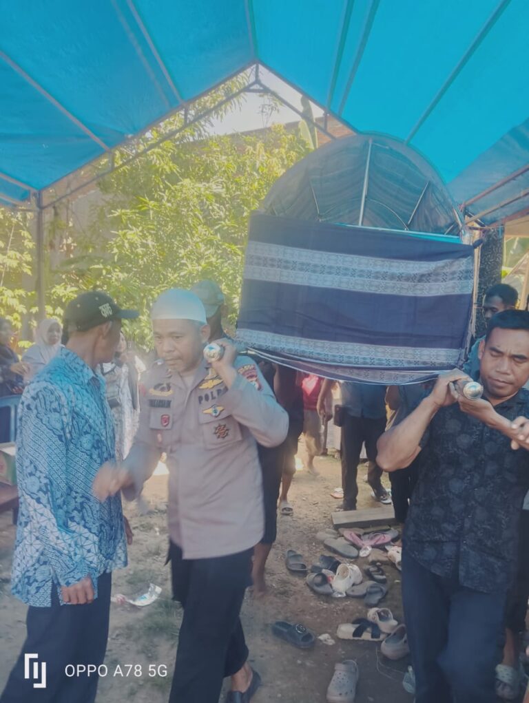 Kapolsek Bontonompo AKP Zulkarnain, S.H., M.M Ikut Mengantar Jenazah Korban Pembunuhan di Gowa