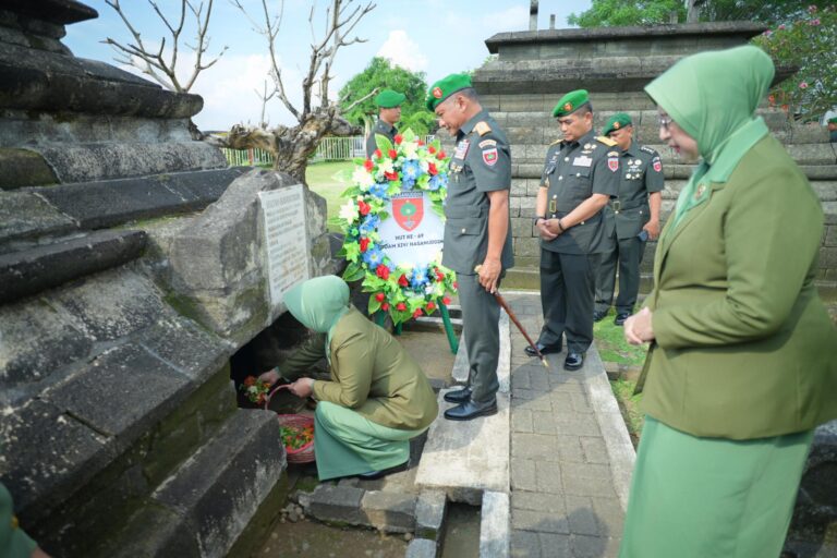 *Hormati Pahlawan, Pangdam XIV/Hasanuddin Ziarah ke Makam Sultan Hasanuddin*