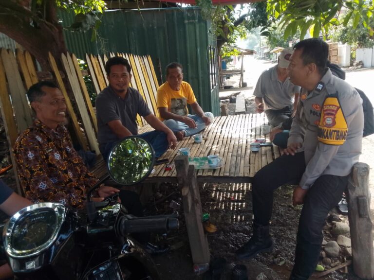 Bhabinkamtibmas Desa Baraya Sambangi Warga, Ajak Jaga Keamanan Bersama