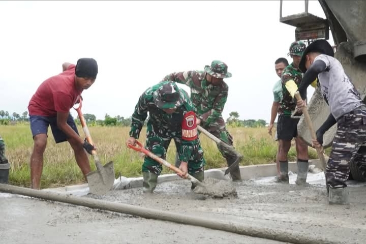 Di Balik Sekop dan Adukan Semen, Dansatgas TMMD Ke 128 Tahun 2026 Turun Tangan Bangun Jalan Harapan Warga