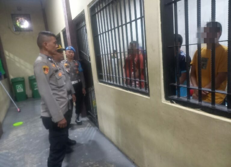 Rutin Kontrol Ruang Tahanan, Polres Gowa Pastikan Seluruh Tahanan dalam Kondisi Baik