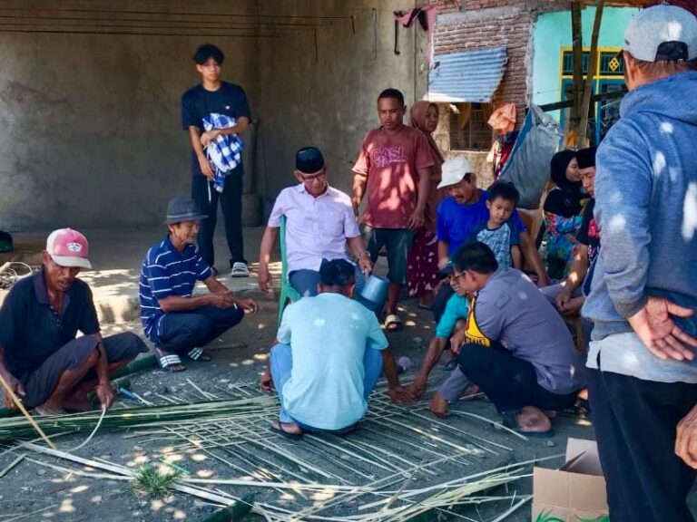 Bhabinkamtibmas Towata Turut Menganyam Keranda Saat Melayat Warga yang Meninggal