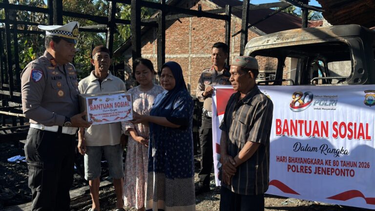 Polres Jeneponto Salurkan Bantuan Sosial untuk Korban Kebakaran Dalam Rangka Hari Bhayangkara ke-80
