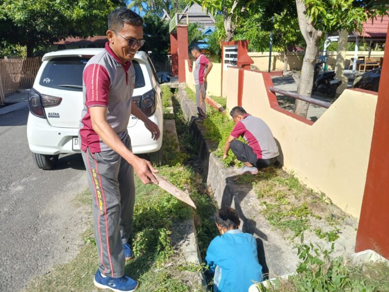 Sambut HUT Bhayangkara ke-80, Personel Polsek Arungkeke Kompak Bersihkan Mako