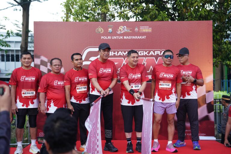 *Pererat Sinergi TNI-Polri dan Masyarakat Untuk Negeri, Pangdam XIV/Hasanuddin Hadiri Olahraga Bersama HUT Bhayangkara Ke-80*
