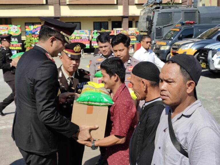 Sentuhan Kepedulian di Hari Bhayangkara ke-80, Polres Gowa Berbagi dengan Pengendara Bentor