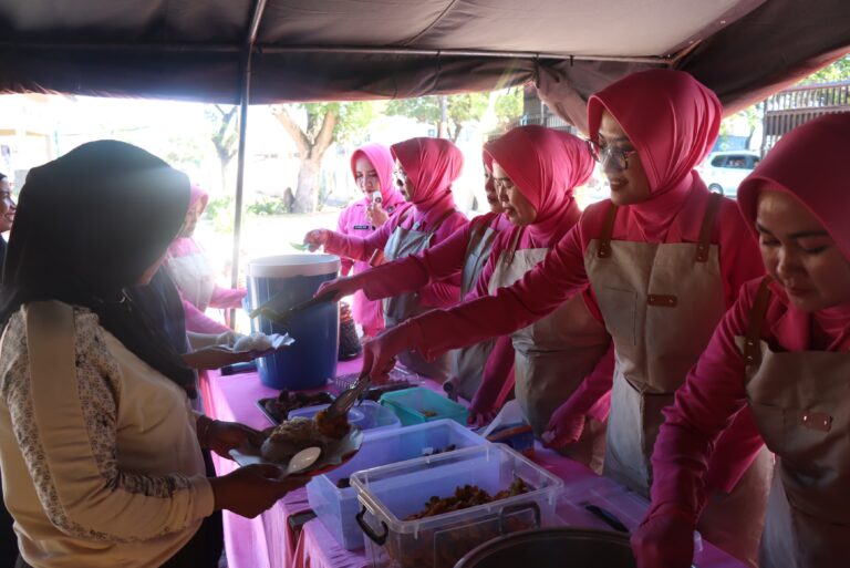 Polres Jeneponto Gelar Program “Kamis Manis”, Ketua Bhayangkari Cabang dan Pengurus Turun Langsung Layani Warga