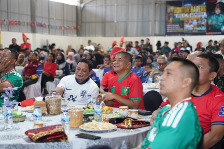 *Piala Dunia Satukan Warga Makassar! Pangdam XIV/Hsn Gelar Nobar Penuh Hiburan dan Bakti Sosial*