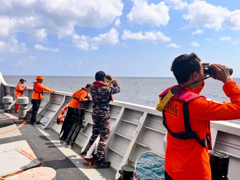 TNI AL Kodaeral VI KRI Marlin-877 Evakuasi dan Pencarian Korban KLM Nurul Salsa 01 di Perairan Kabupaten Kepulauan Selayar-Sulsel