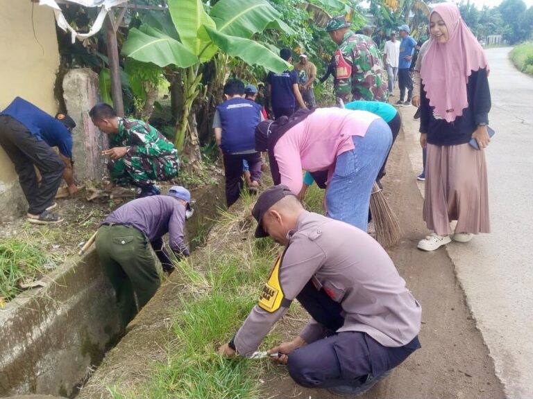 Sinergitas TNI-Polri dan Warga Terjalin dalam Kerja Bakti di Desa Lassang Barat