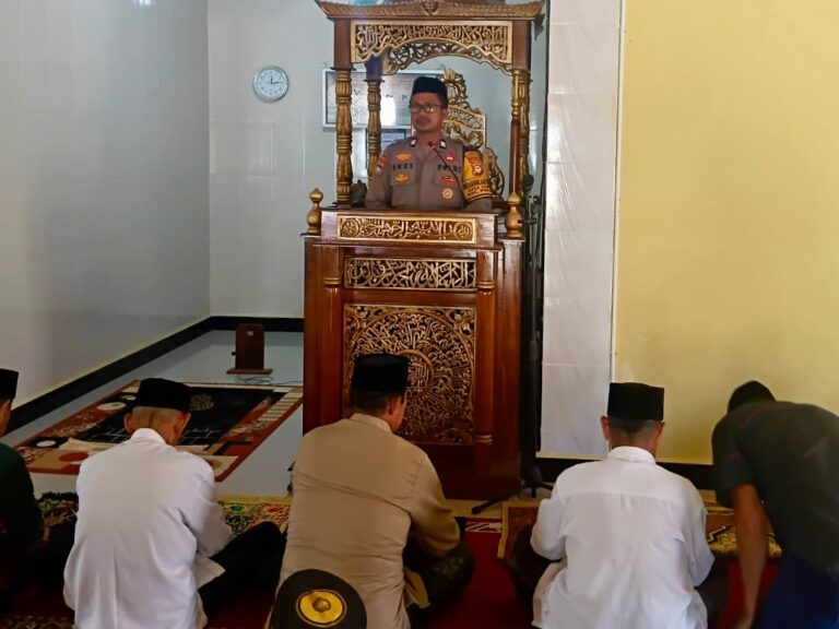 Bhabinkamtibmas Desa Cakura Manfaatkan Safari Jumat untuk Perkuat Kesadaran Kamtibmas Warga