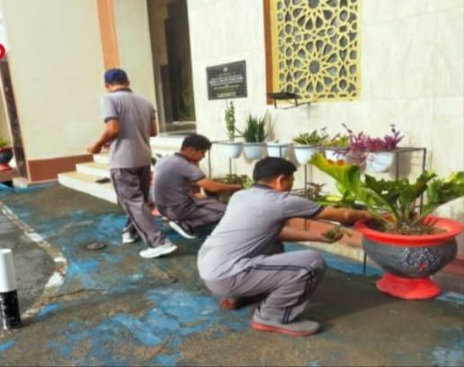 Jumat Bersih, Personel Polresta Gowa Tumbuhkan Semangat Kebersamaan dan Kepedulian Lingkungan