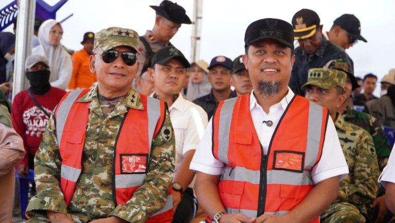 *Demi Keselamatan Rakyat, Pangdam XIV/Hasanuddin dan Gubernur Sulsel Bangun Tanggul Sungai Rongkong*