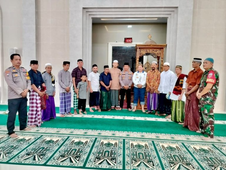 Kapolsek Polongbangkeng Selatan Gelar Safari Jumat, Perkuat Sinergi dengan Warga dan Sampaikan Pesan Kamtibmas