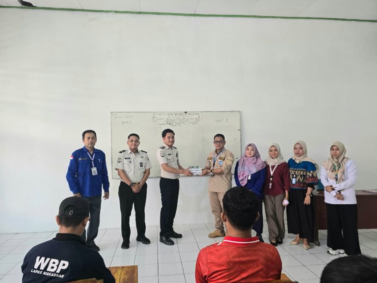 Tingkatkan Akses Pendidikan, PKBM Kader Bangsa Serahkan Bantuan Buku dan Alat Tulis untuk Warga Binaan Lapas Kelas I Makassar