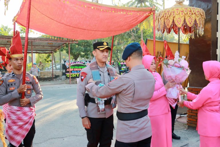 Tradisi Kehormatan Iringi Tongkat Komando Polres Takalar, AKBP Ginanjar Fitriadi Resmi Disambut, AKBP Supriadi Rahman Dilepas dengan Penuh Penghormatan
