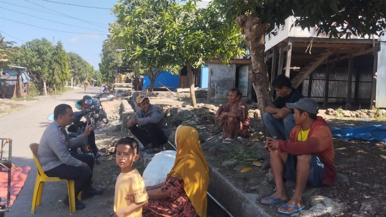 Bhabinkamtibmas Desa Sapanang Jalin Silaturahmi dengan Warga.
