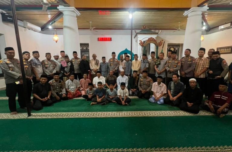 Mengawali Pengabdian dengan Sujud, Kapolresta Gowa Luncurkan Safari Subuh dan Wakaf Al-Qur’an di Masjid Tua Katangka