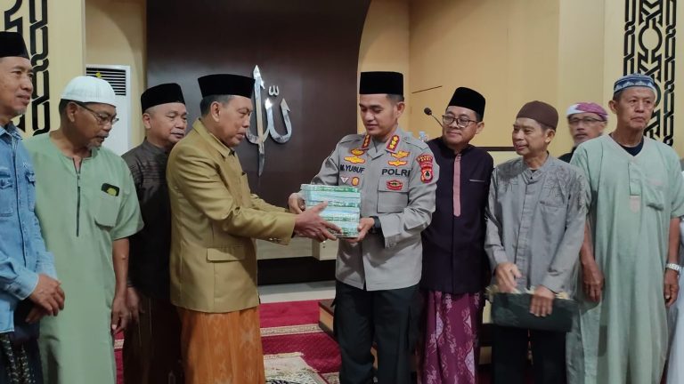 Safari Subuh Penuh Makna, Kapolresta Gowa Tebar Keberkahan Melalui Wakaf Al-Qur’an