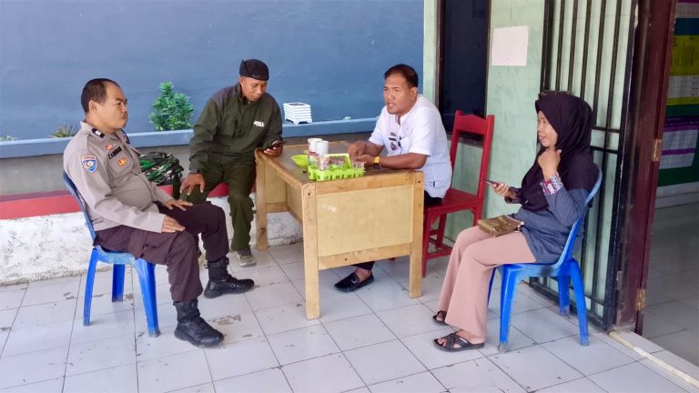 Door to Door Bangun Kesadaran, Bhabinkamtibmas Pappa Sosialisasikan Layanan 110 dan Semangat Kemerdekaan