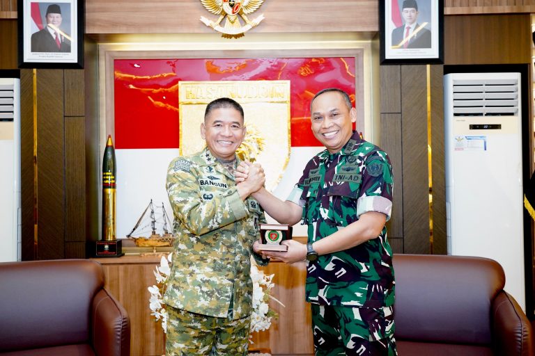 *Pererat Soliditas dan Silaturahmi, Pangdam XIV/Hasanuddin Terima Kunjungan Kapuspalad di Makodam*