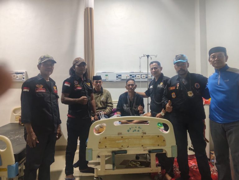 USAI KONSOLIDASI DAN SALAT BERJAMAAH, KETUA DPC LAKI JENEPONTO JENGUK ANGGOTA YANG SAKIT