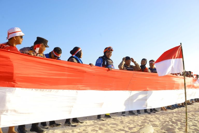 *Semarak HUT ke-81 RI, Kapolda Sulsel Kibarkan Bendera Merah Putih di Wilayah Kepulauan Makassar*