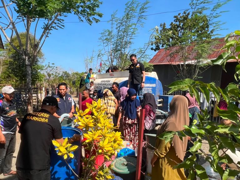 Air Bersih di Tengah Kekeringan, Cara Satresnarkoba Polres Takalar Rayakan Kemerdekaan