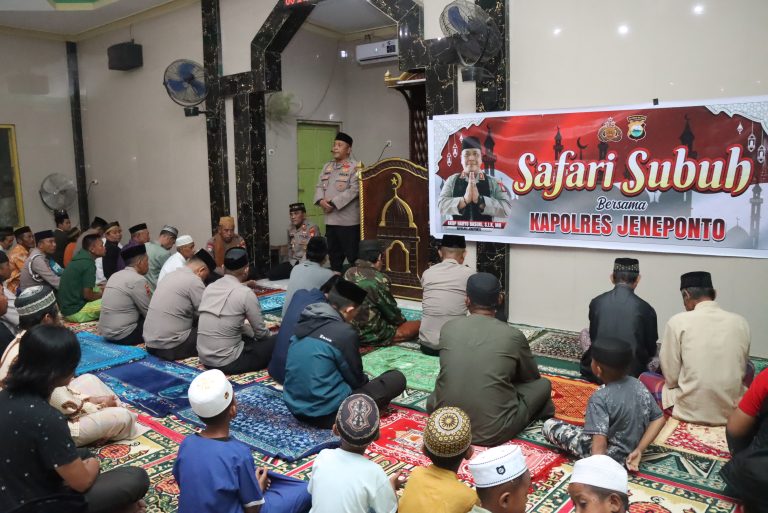 SAFARI SUBUH DI MASJID NURUL AMIN, KAPOLRES JENEPONTO AJAK WARGA JAGA KAMTIBMAS