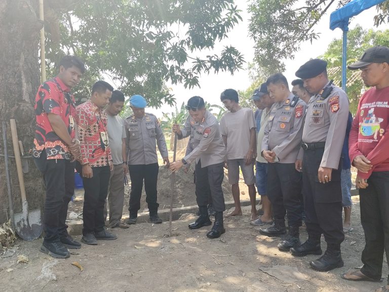 Kapolresta Gowa Gali Sumur Bor Secara Simbolis, Hadirkan Harapan Air Bersih bagi Warga Romanglasa