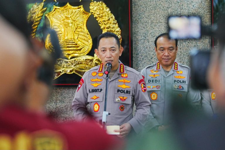 *Kapolri Instruksikan Jajaran Siaga Hadapi Dampak Erupsi Gunung Anak Krakatau*