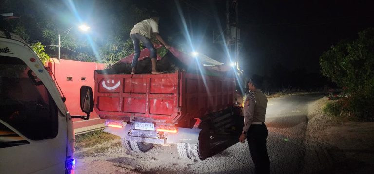 Menjaga Keselamatan Tak Mengenal Waktu, Kasat Lantas Gowa Edukasi Pengangkut Material