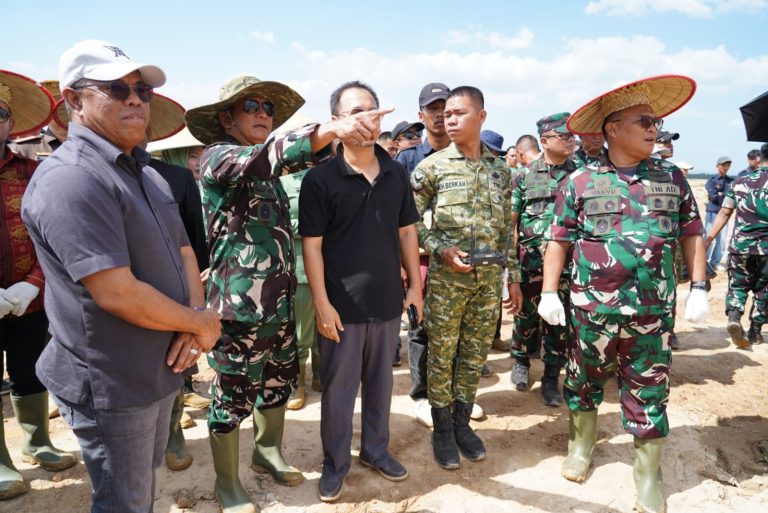*Pangdam XIV/Hasanuddin Turun Sawah, Perkuat Swasembada Pangan di Konawe*