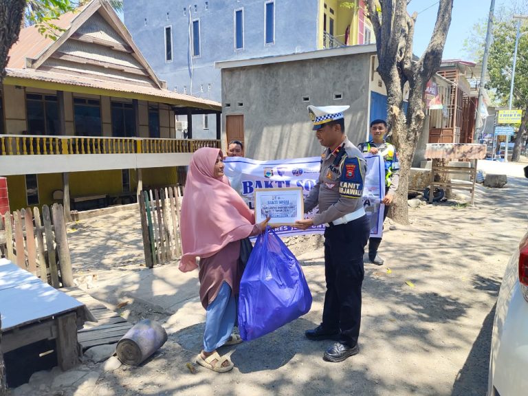 Hari Lantas ke-71, Polantas Jeneponto Turun Berbagi ke Warga