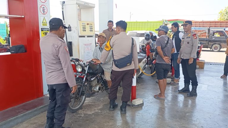 ANTISIPASI KELANGKAAN BBM, POLSEK BATANG AMANKAN ANTRIAN DI SPBU TAROWANG, SITUASI AMAN TERKENDALI