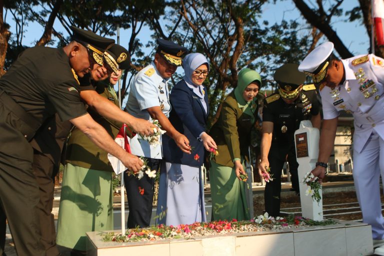 *HUT ke-81 TNI, Kasdam XIV/Hsn Pimpin Ziarah untuk Kenang Jasa Para Pahlawan*