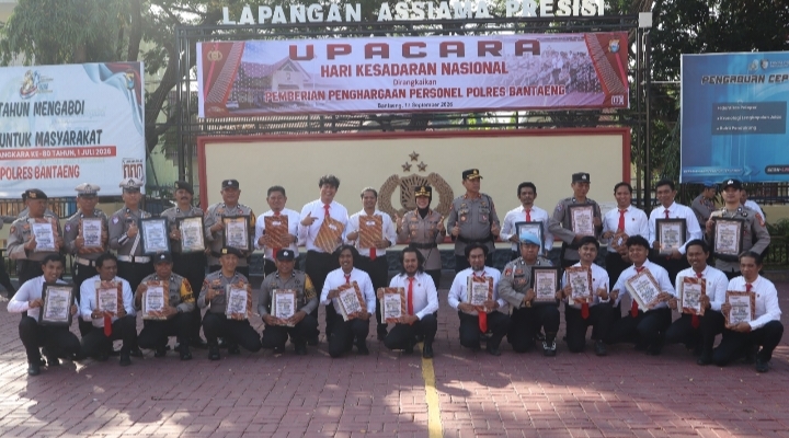 *Personel Berprestasi Diberi Reward, Kapolres Bantaeng Dorong Semangat Melayani Masyarakat*